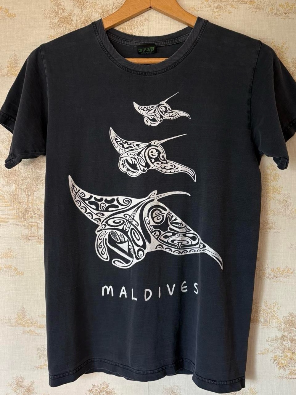Vintage 90s Y2K Maldives Manta Ray Tribal Surf Travel Tee Faded Black